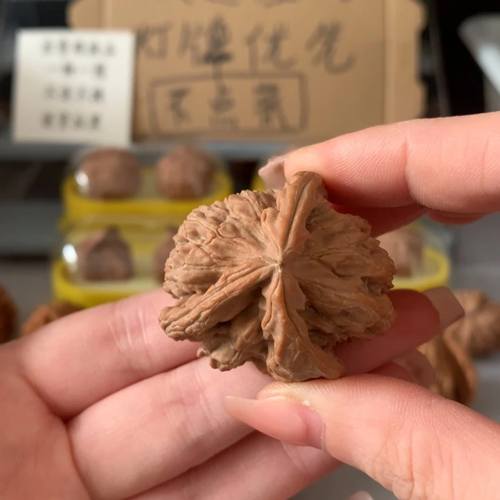 一***二吊坠文玩核桃异形单只，有瑕疵