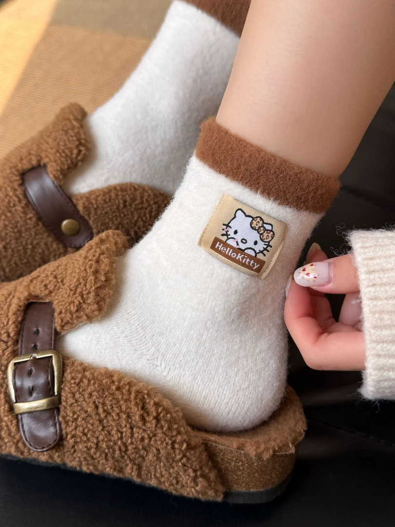 HelloKitty猫布标中筒袜子女秋冬新款澳绒保暖可爱卡通毛绒睡眠袜