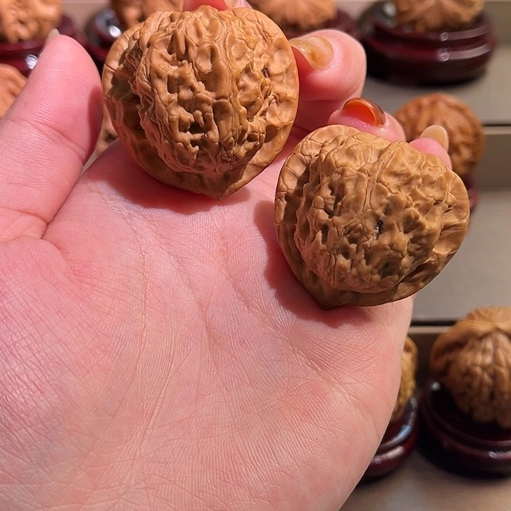 文玩核桃吊坠梨木台