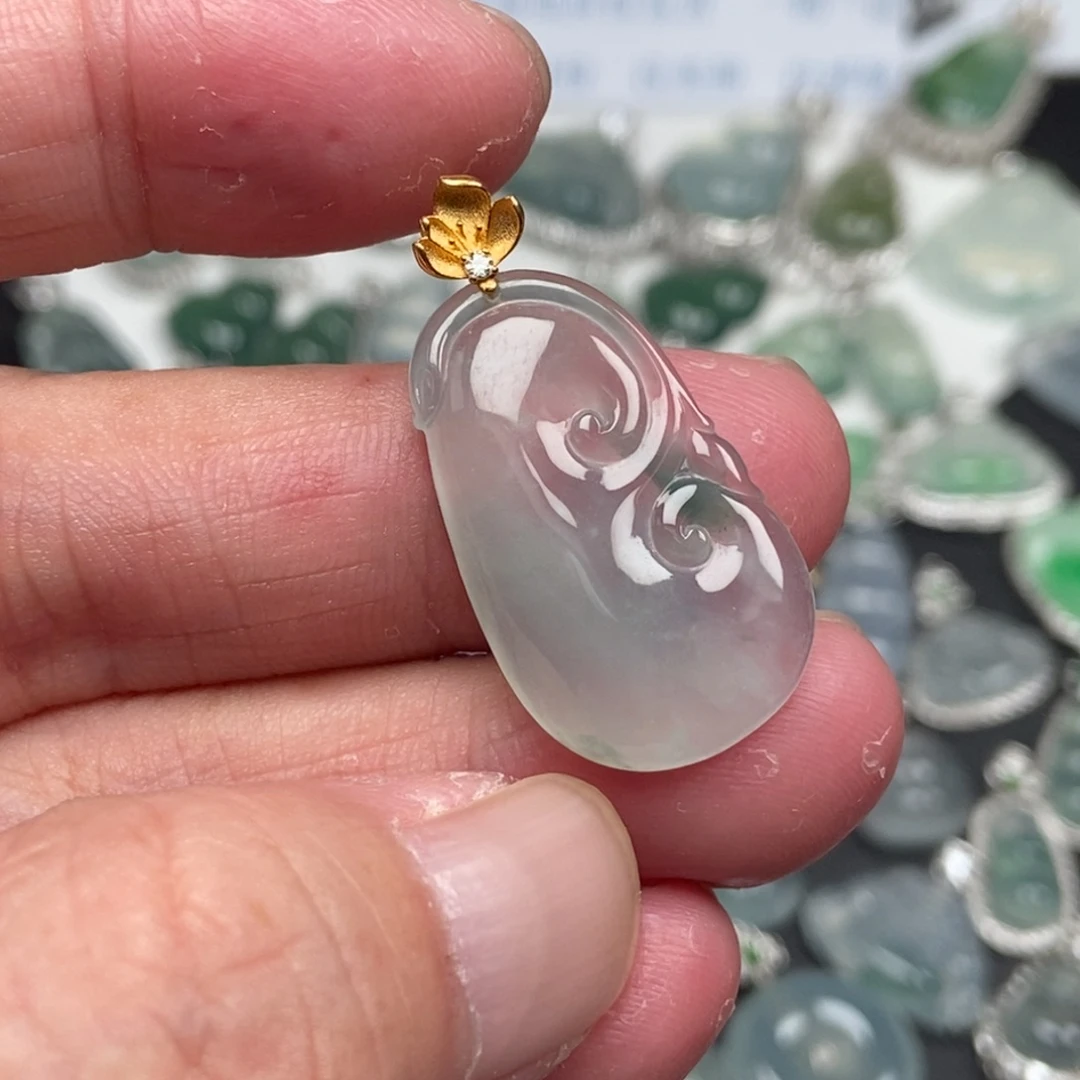 颈饰18K金镶嵌翡翠如意