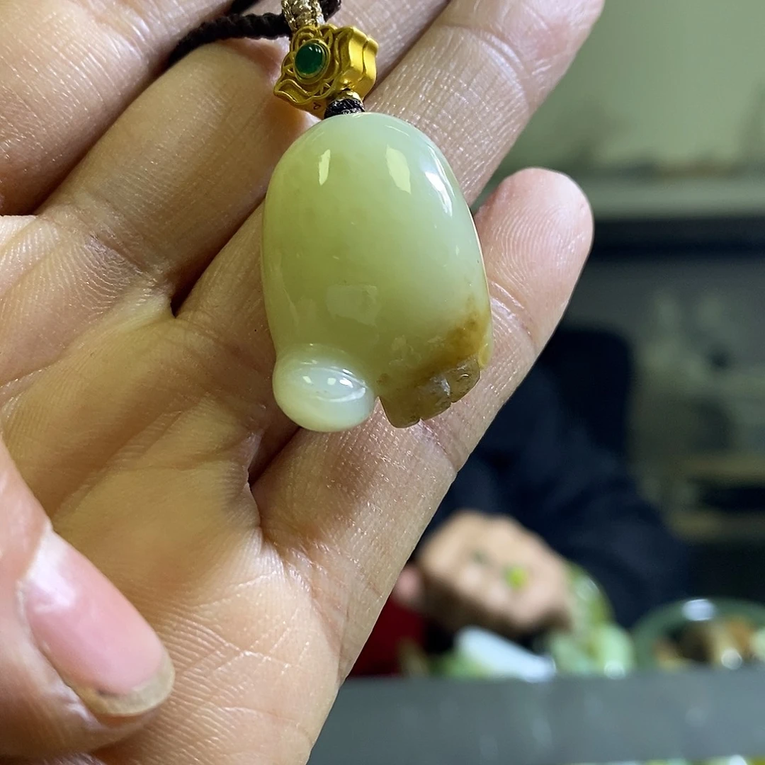 和田玉未镶嵌颈饰一个