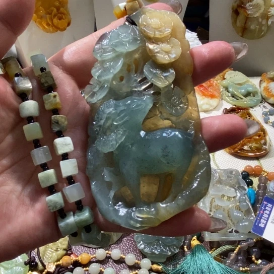蛇纹石玉未镶嵌颈饰