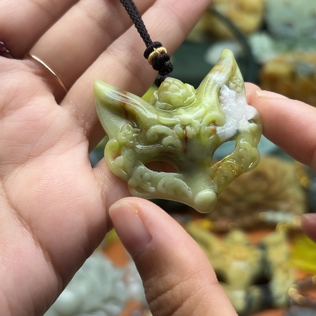 蛇纹石玉未镶嵌颈饰