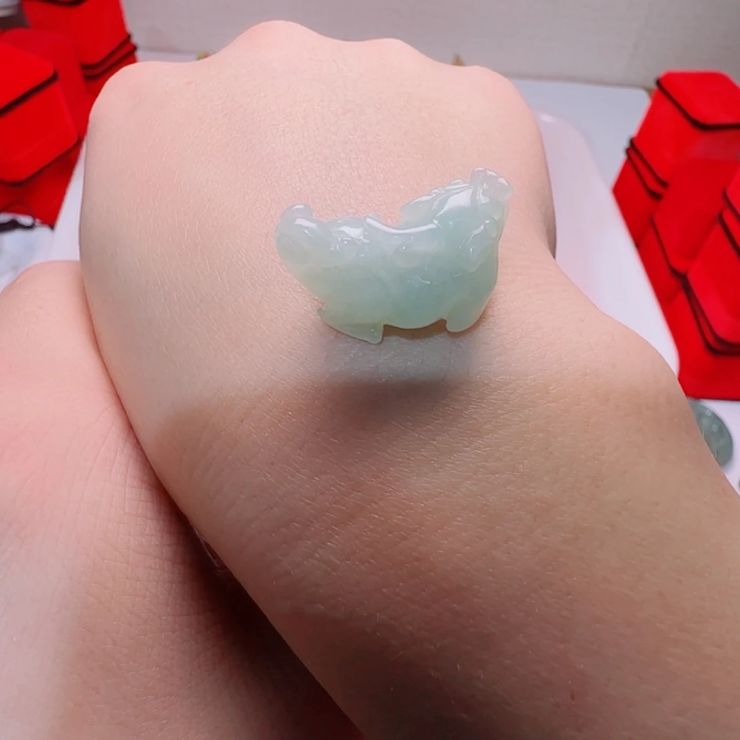 翡翠未镶嵌颈饰貔貅