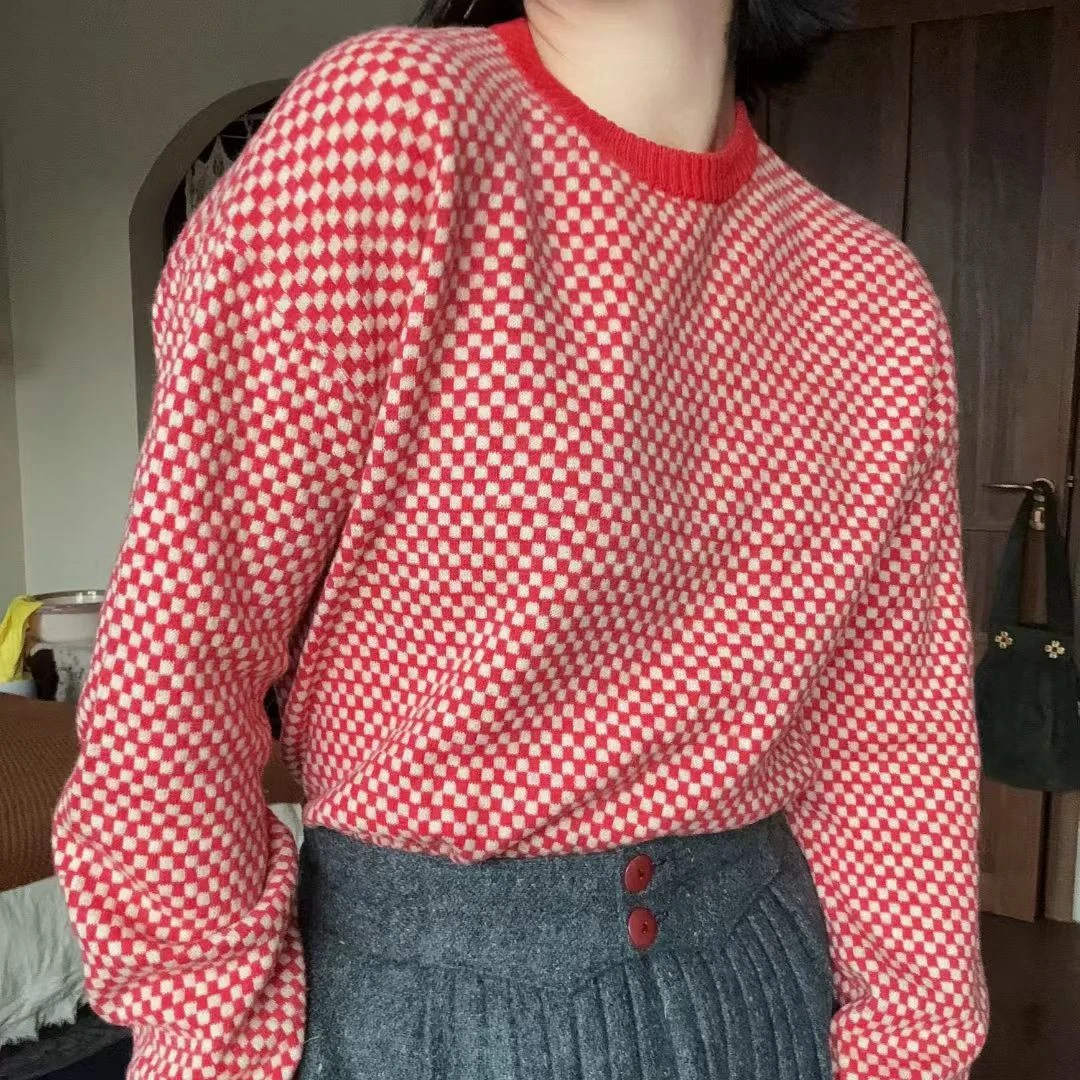 红色圆领拼色针织毛衣