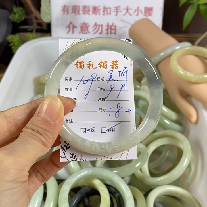 吴***谓未镶嵌蛇纹石玉手镯