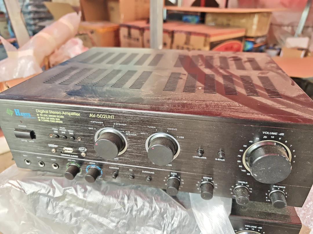 8新  音箱功放一个的价格。外观有瑕疵。带蓝牙接收器。