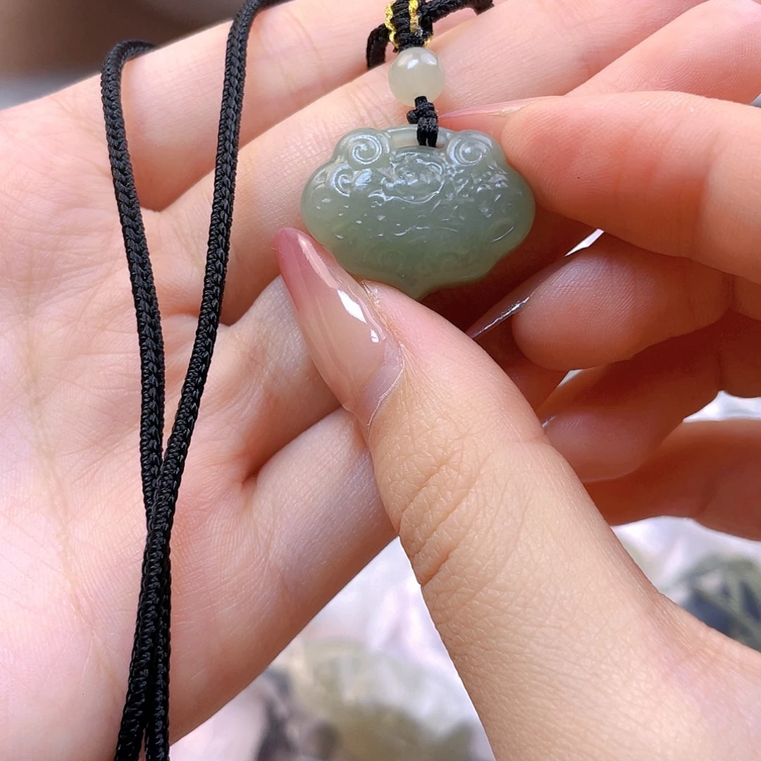 小***子和田玉未镶嵌吊坠(赠链)