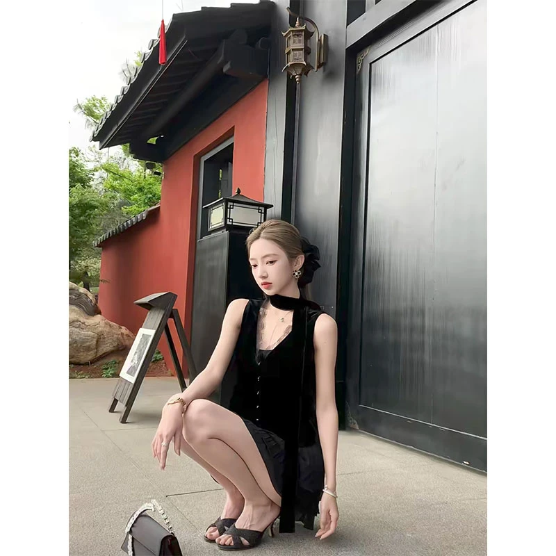 2025夏季新款ins法式轻熟风御姐V领黑色上衣女配花瓣高腰显瘦短裙