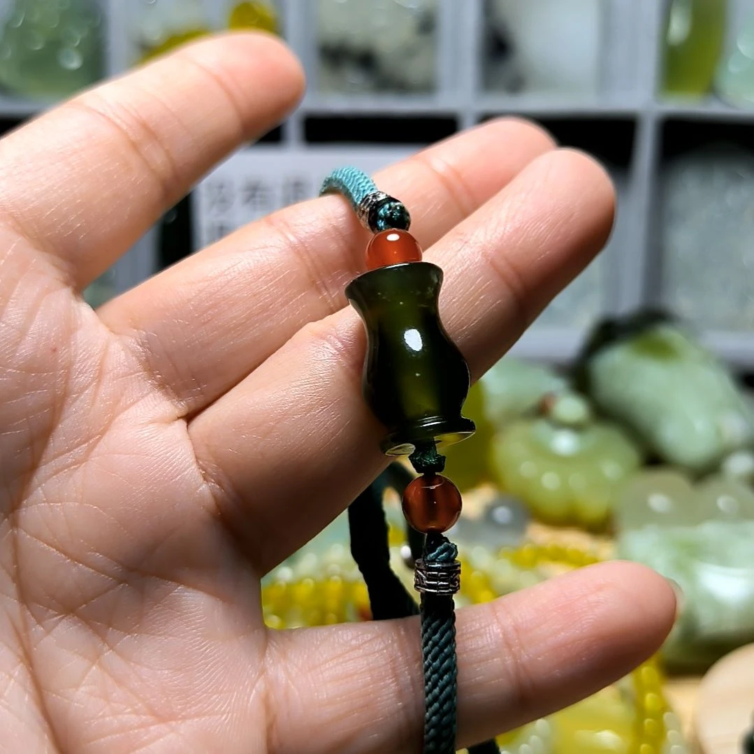 李***笙蛇纹石玉未镶嵌颈饰