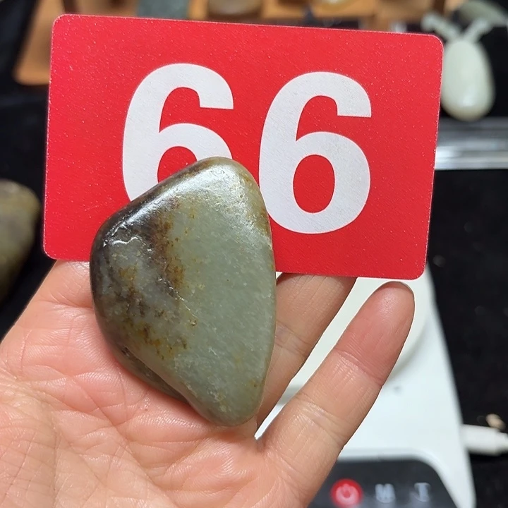 和田玉未镶嵌把件