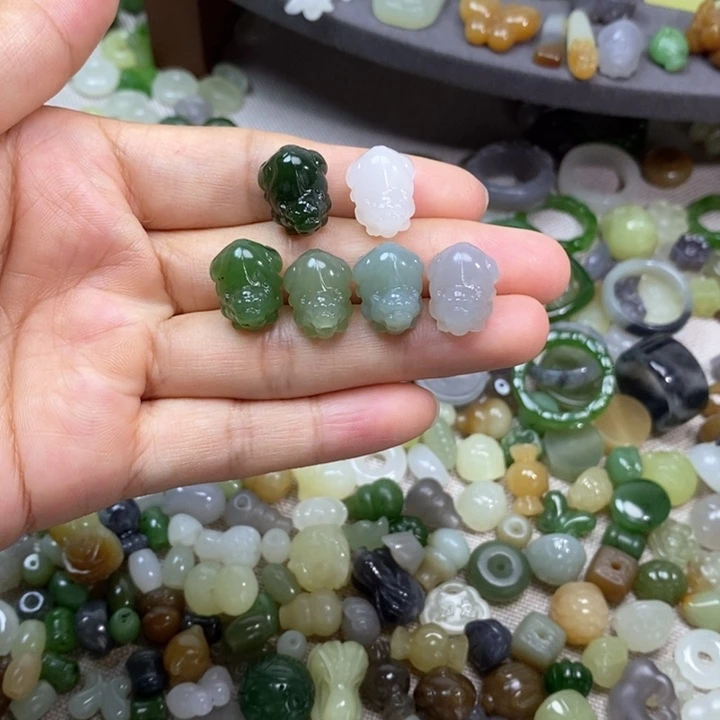 和田玉未镶嵌挂件128一个多样性发其一