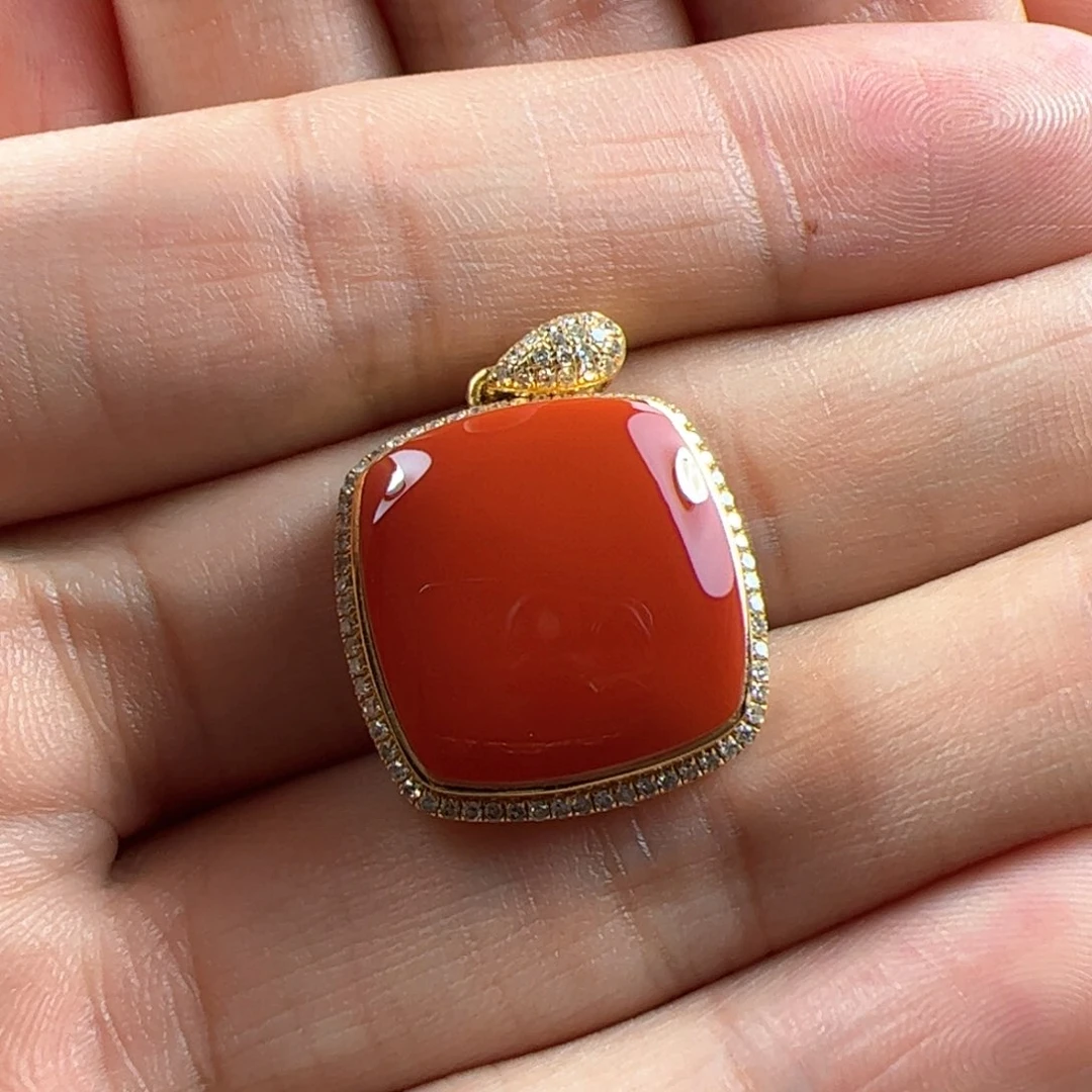 18K金镶嵌吊坠南红玛瑙