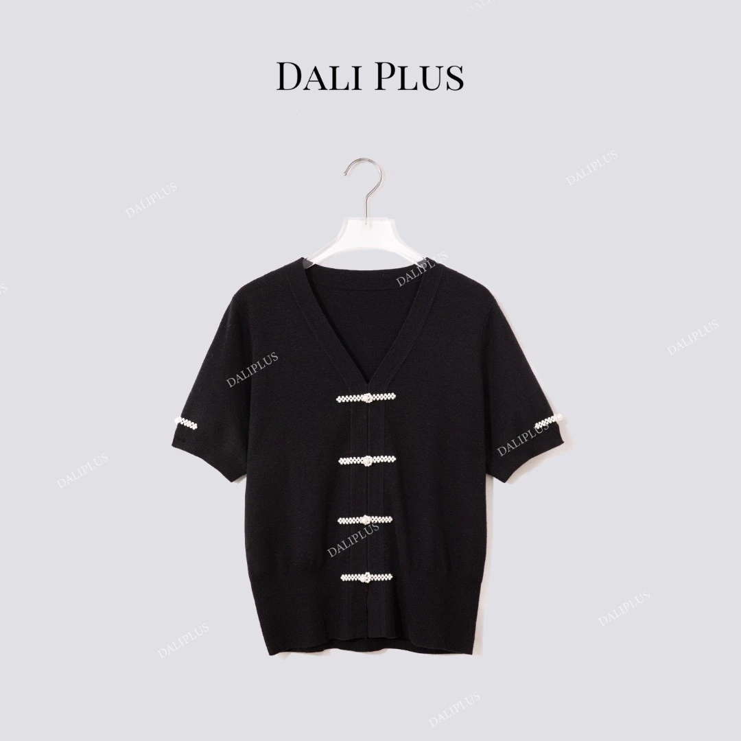 DALI PLUS“羊毛新中式针织衫”一字珍珠盘扣短袖针织-D5MM2480