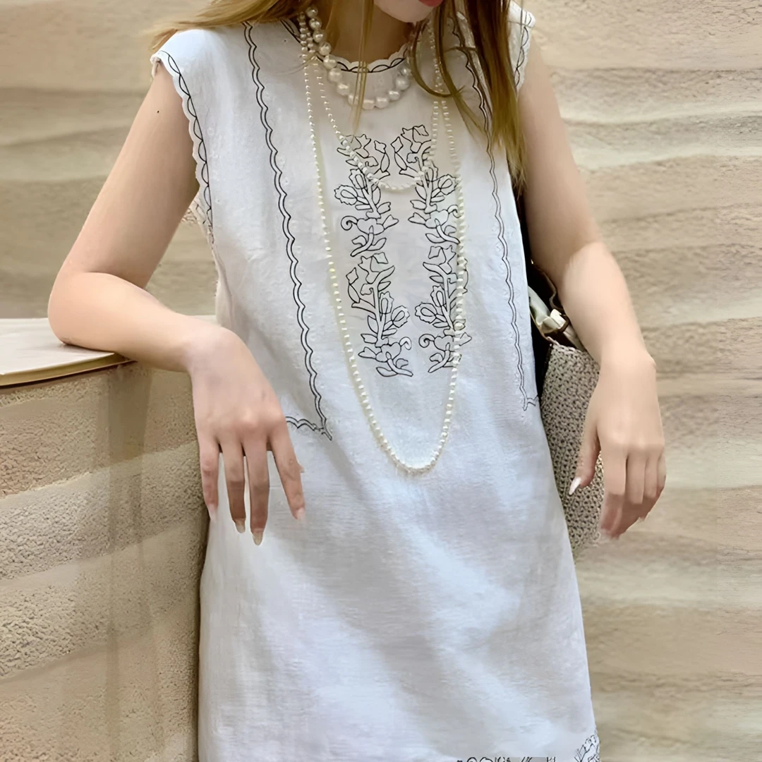 法式高级复古麻料刺绣花纹休闲洋气无袖度假连衣裙