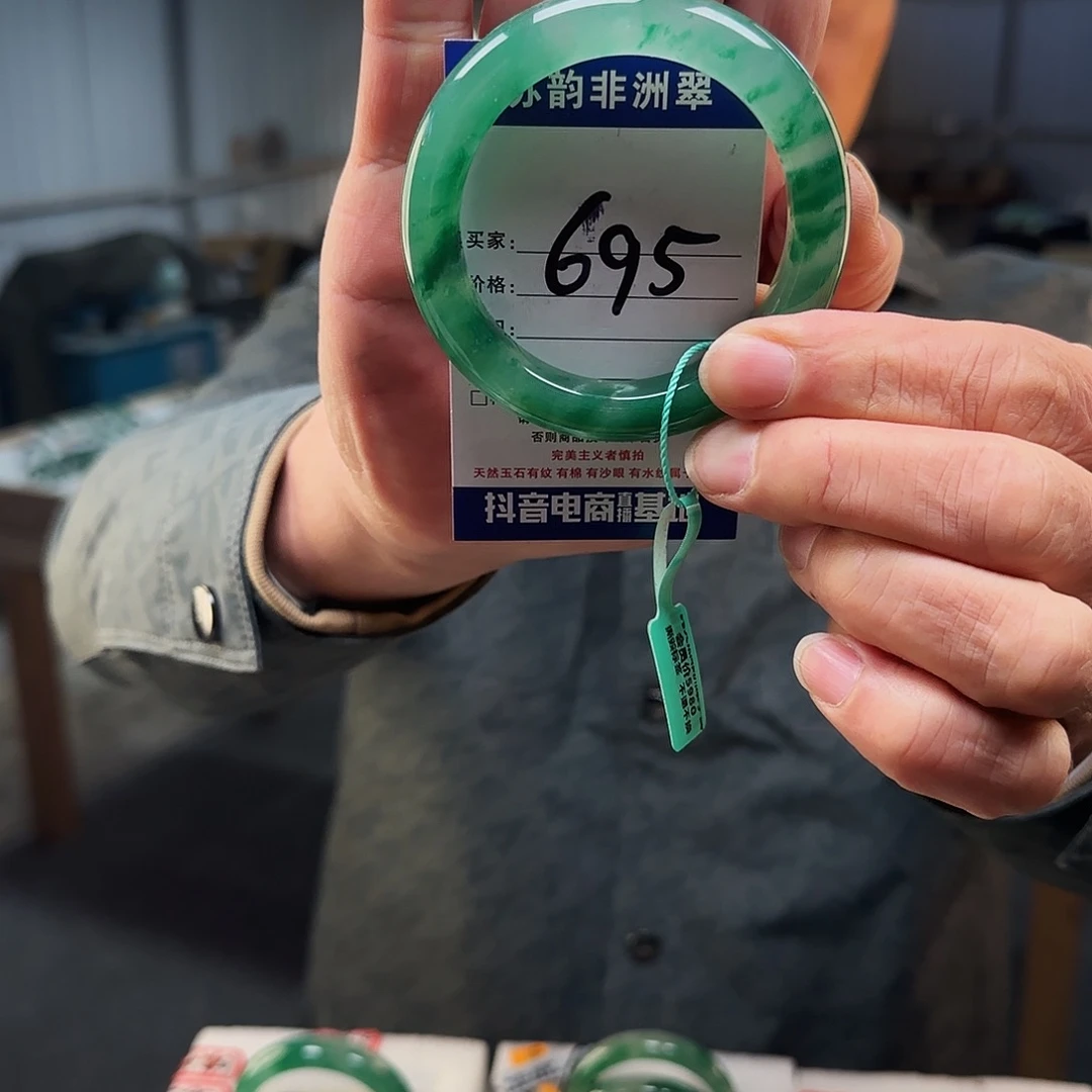 石英质玉（非洲翠）未镶嵌手镯