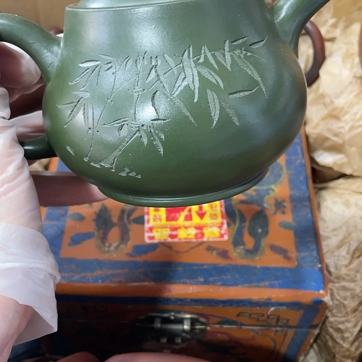 紫砂茶壶矿泥料，手工制作的一把紫砂壶。