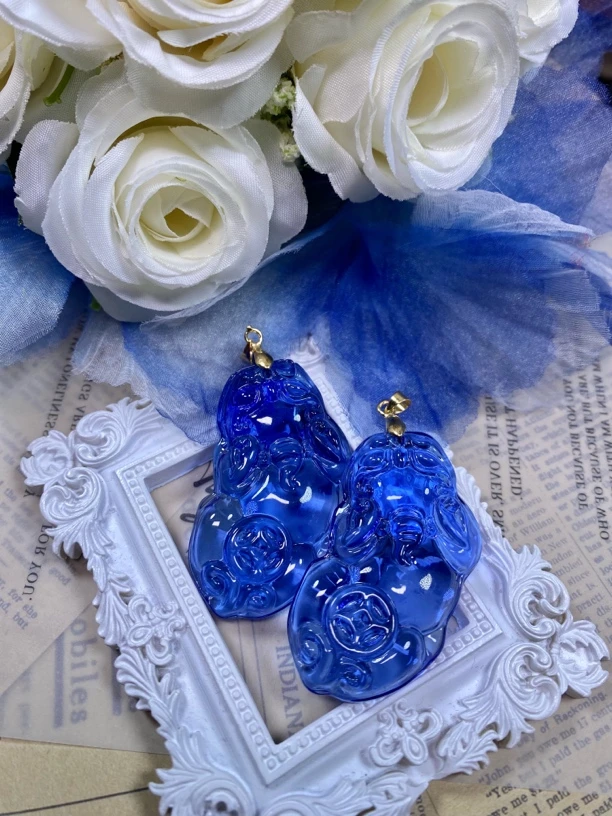 蓝色皮休吊坠发一个L126（带扣子）