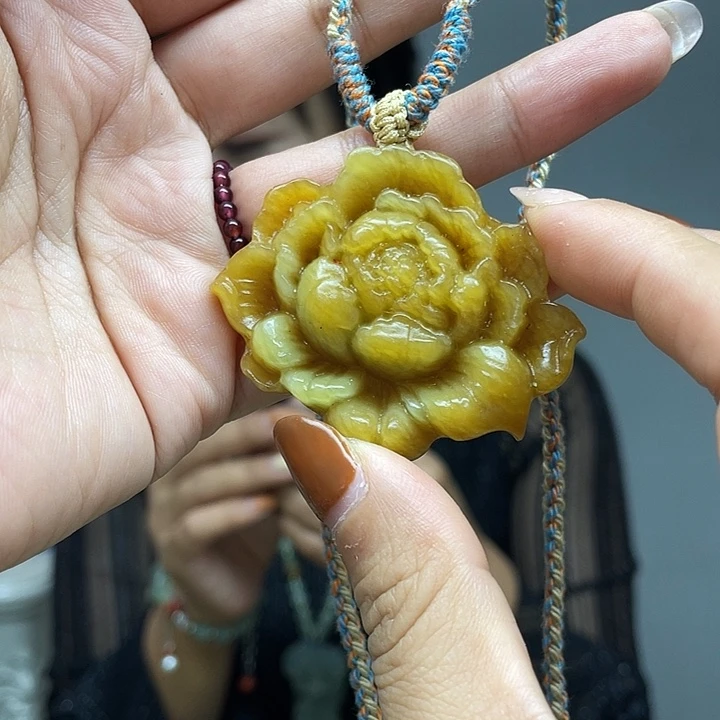 蛇纹石玉未镶嵌颈饰