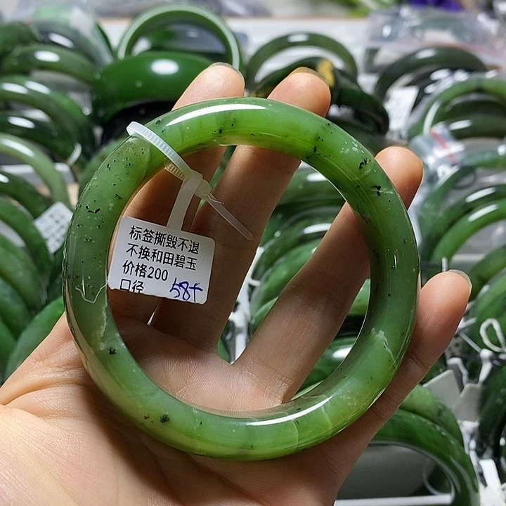 厶***，和田玉（碧玉）手镯未镶嵌正圈58口