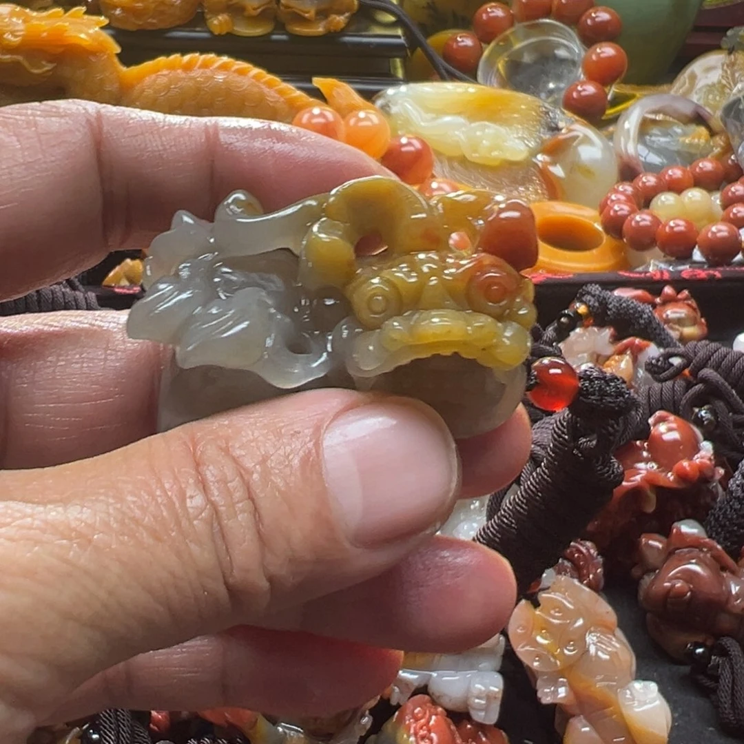 苗***苗石英质玉未镶嵌颈饰