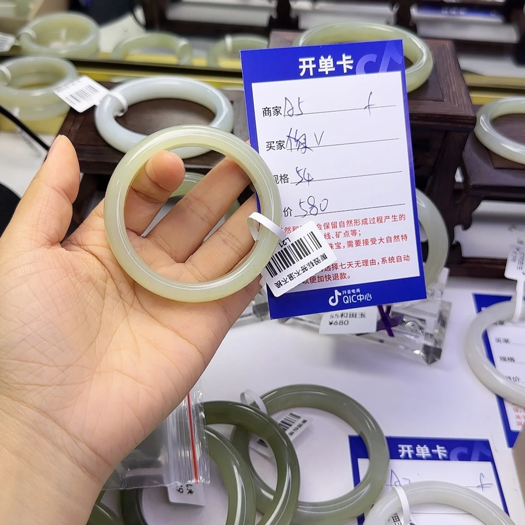 ν***和田玉未镶嵌手镯