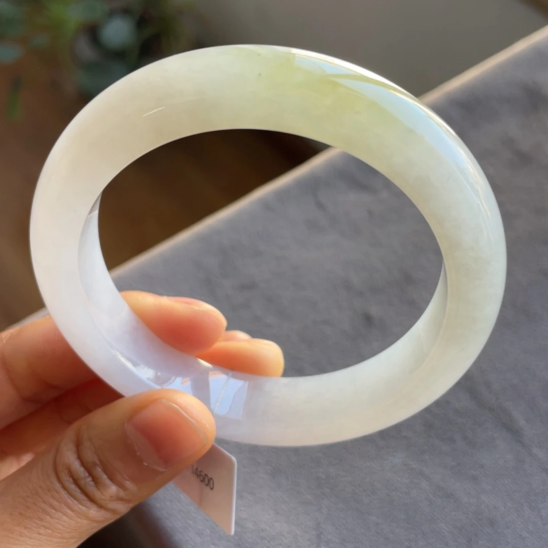 翡翠未镶嵌手镯飘黄