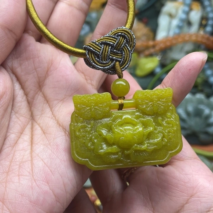 蛇纹石玉吊坠合金