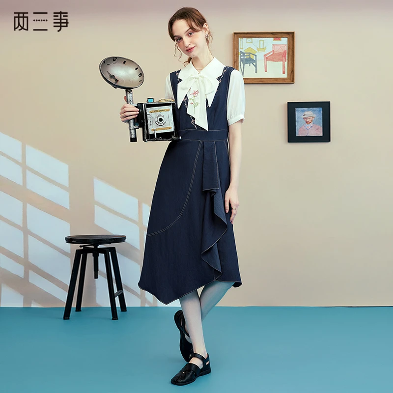 两三事无惧主场复古绣花大V领无袖背心裙连衣裙