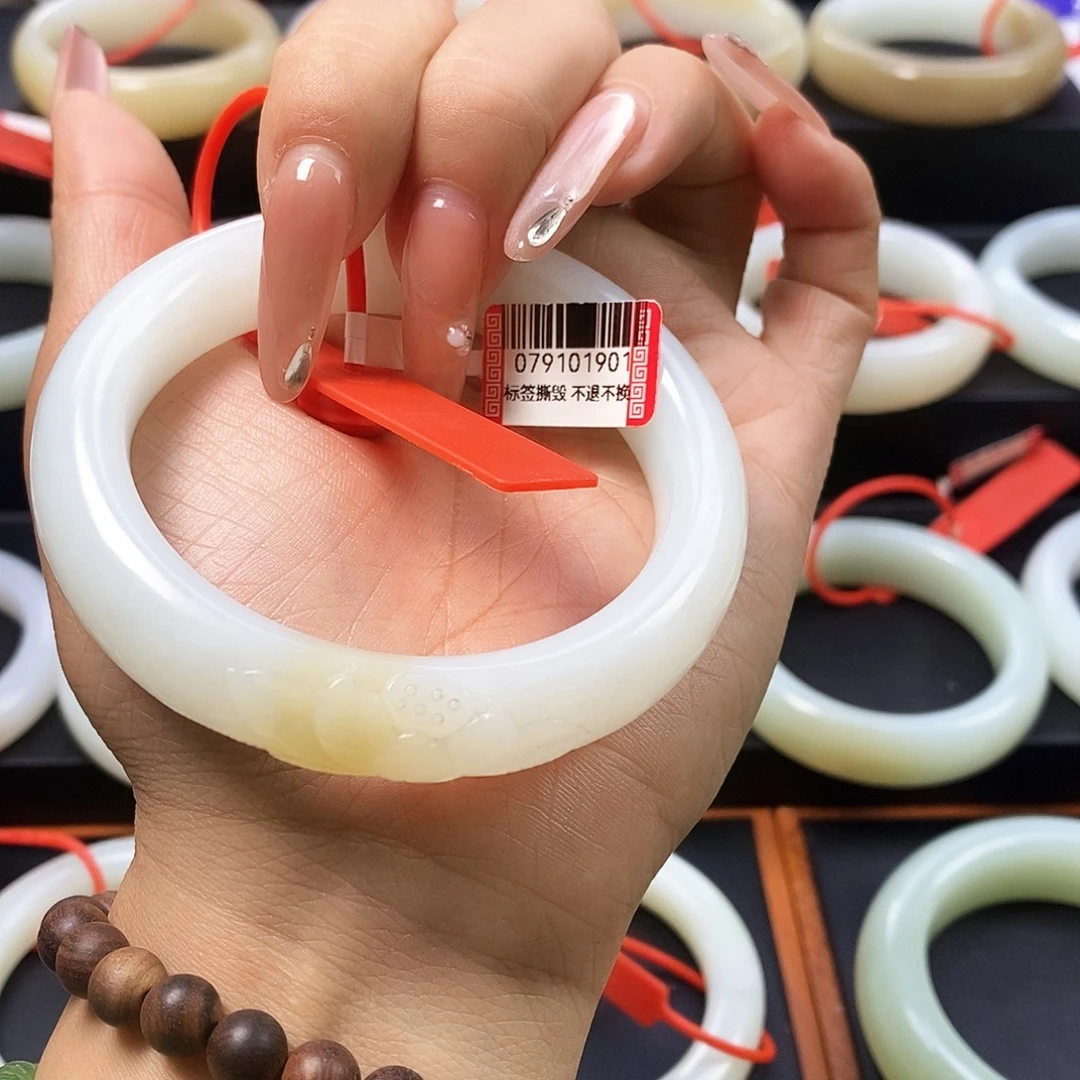 小***喳和田玉未镶嵌手镯