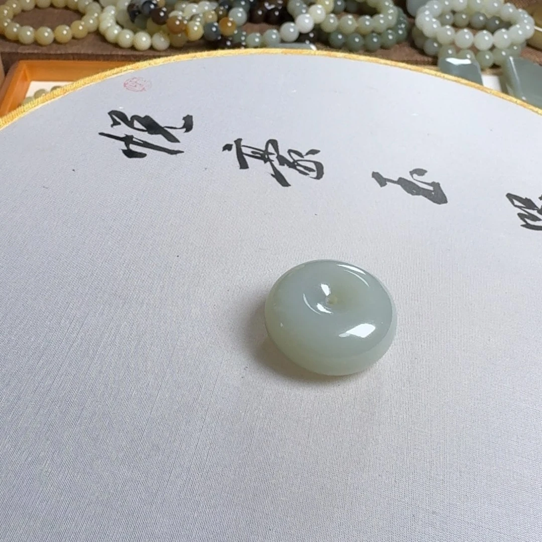 最***仔和田玉未镶嵌颈饰