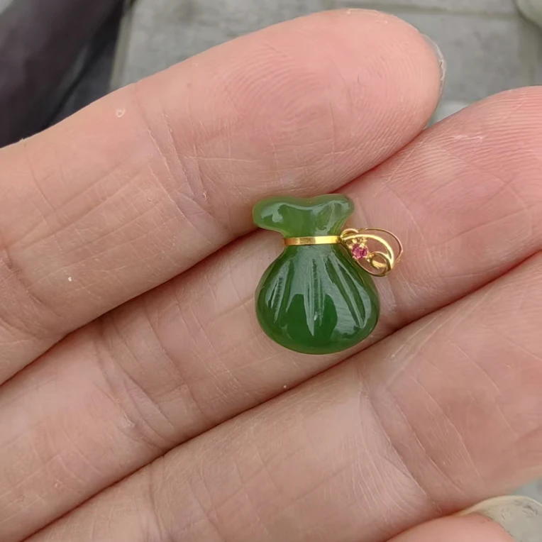 和田玉碧玉小福袋18k金镶嵌吊坠