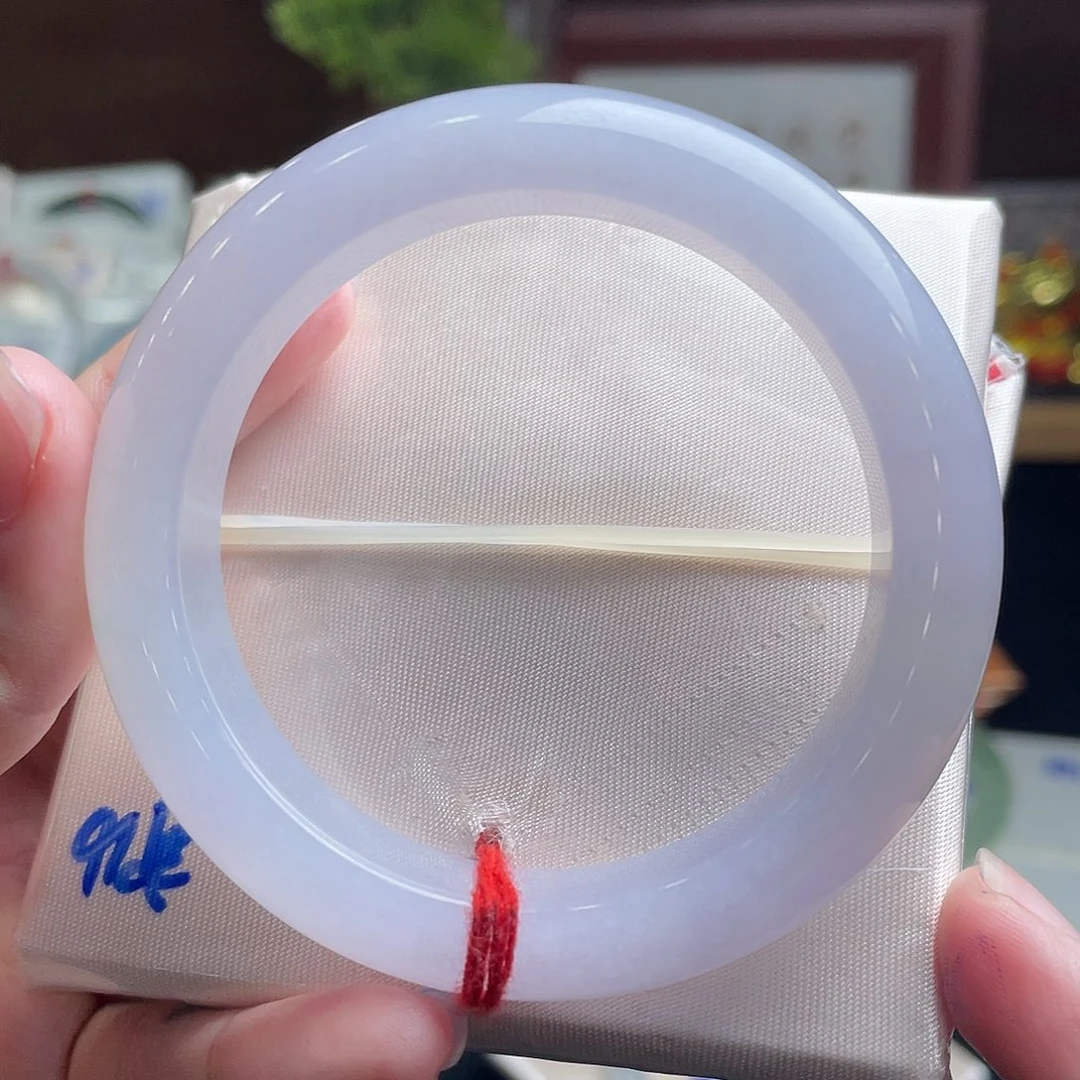 劝***。翡翠手镯未镶嵌51.6粉调带一抹翠