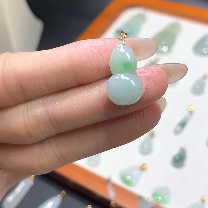 颈饰18K金镶嵌翡翠