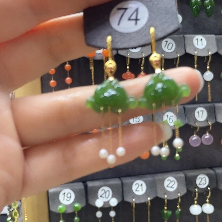 和田玉18K金镶嵌耳饰