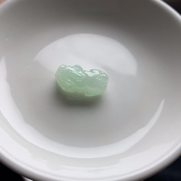 四***珍翡翠未镶嵌挂件貔貅一个