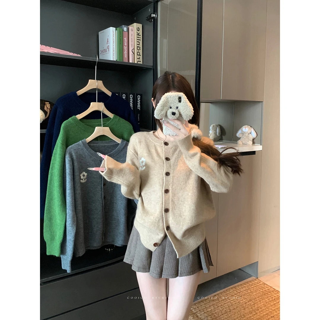 大码百搭早秋花朵绣花长袖软糯针织毛衣开衫外套女