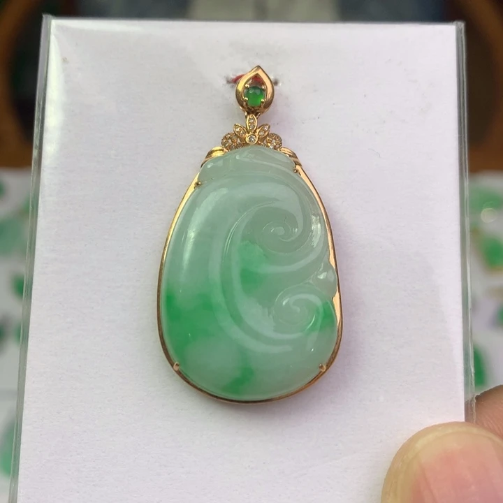 翡翠18K金镶嵌颈饰翡翠