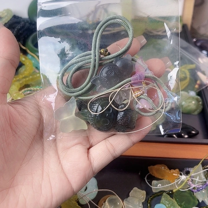 微***澜蛇纹石玉未镶嵌颈饰