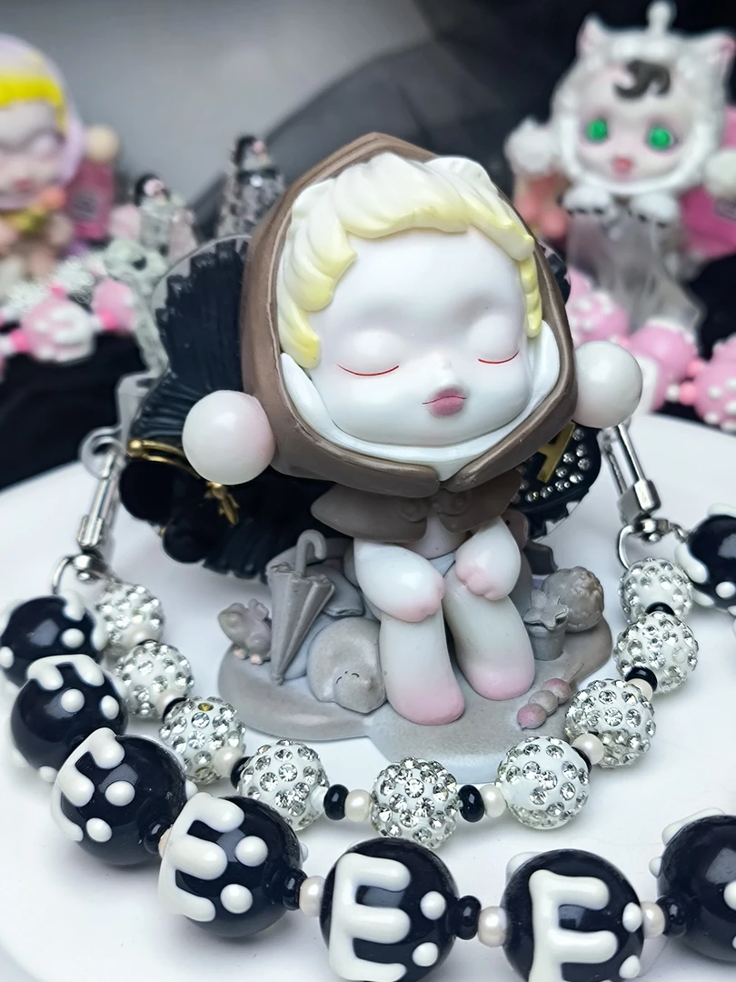 DIY手作黑色系高级感带娃娃背夹款手机链