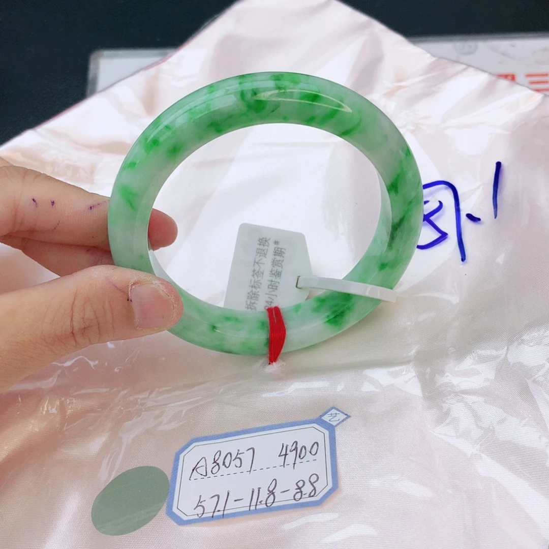 翡翠手镯未镶嵌翡翠
