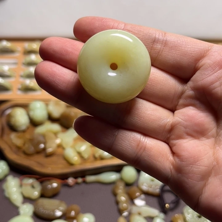 T****和田玉未镶嵌颈饰微瑕有水线
