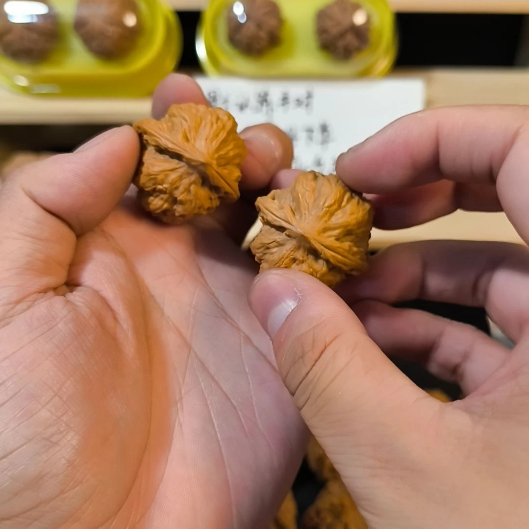 艾***蒂文玩核桃吊坠野狼