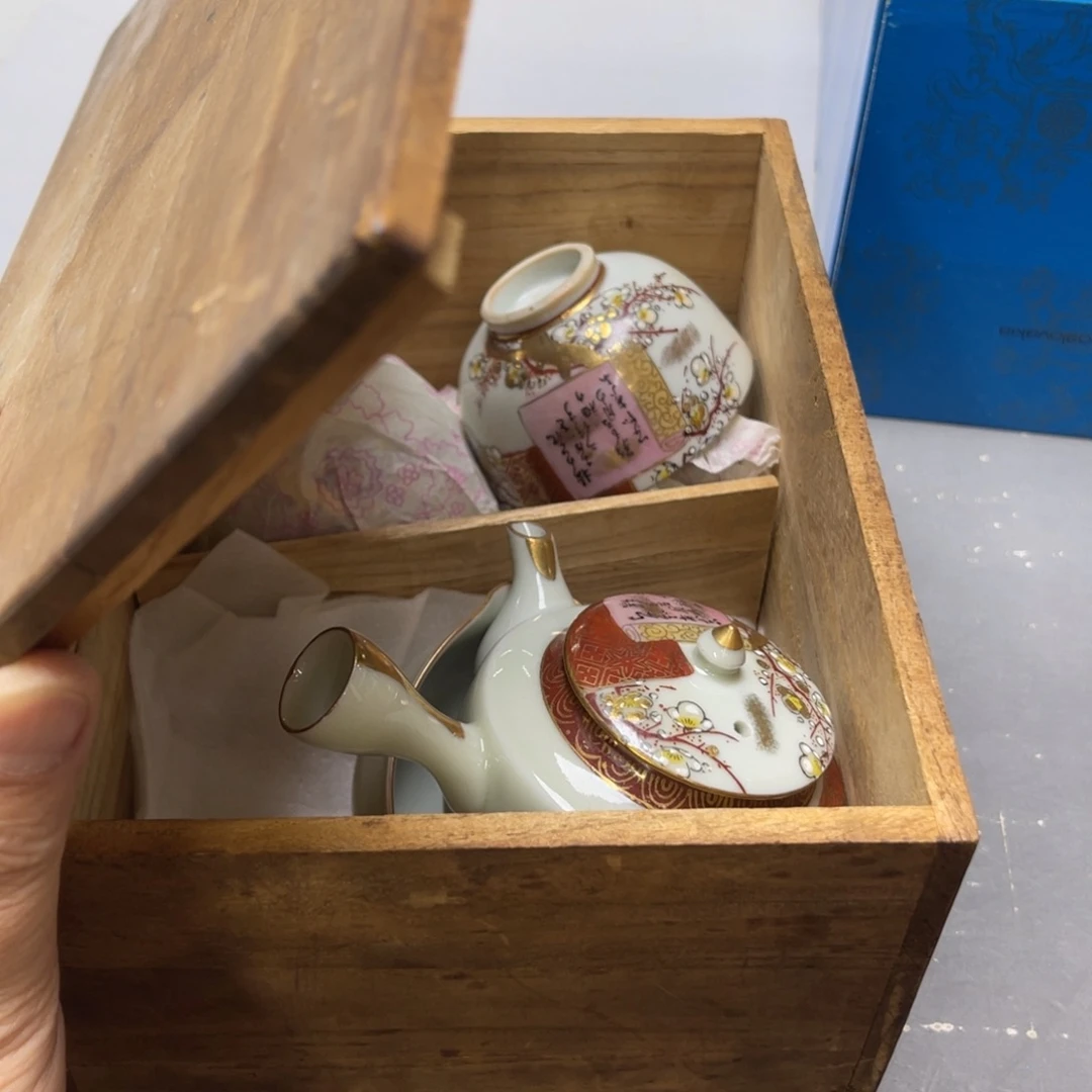 光***月瓷片密密麻麻地铺满一