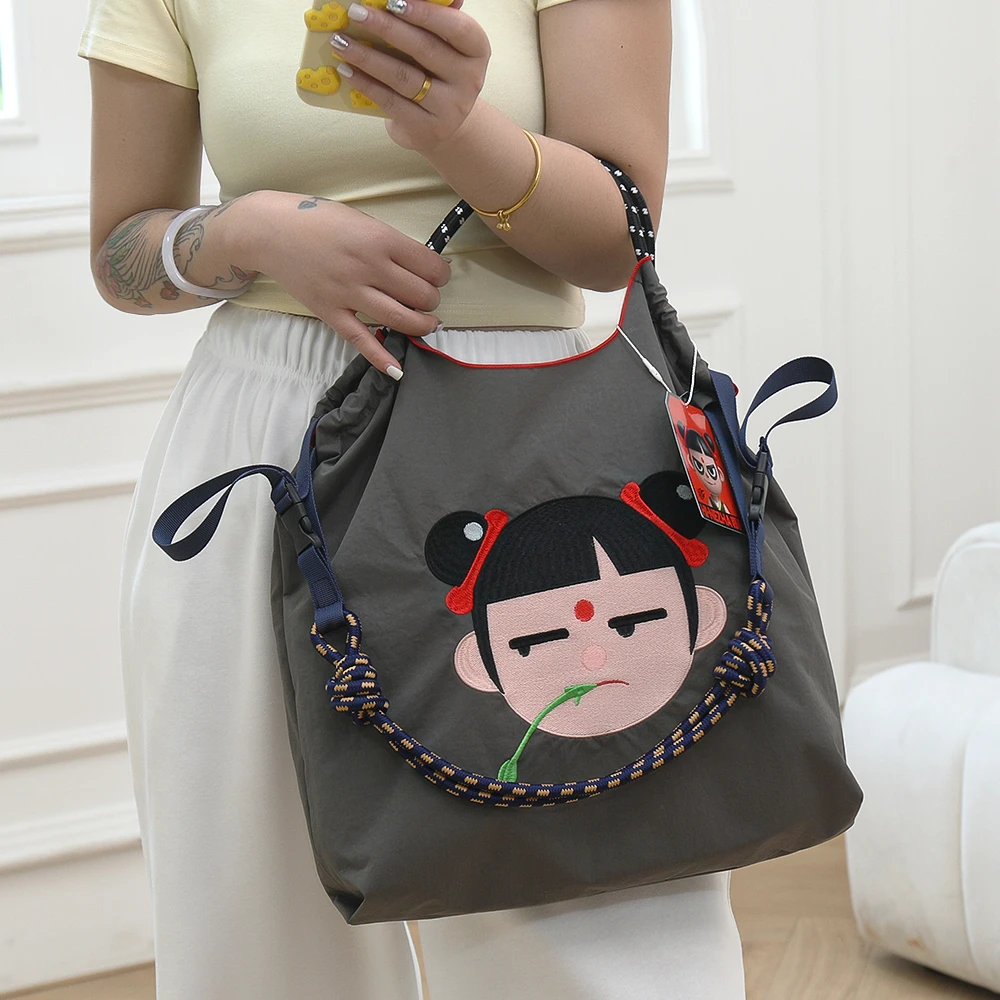 哪吒HINEZHA高密刺绣购物袋单肩斜跨尼龙防水大托特包我不是包神