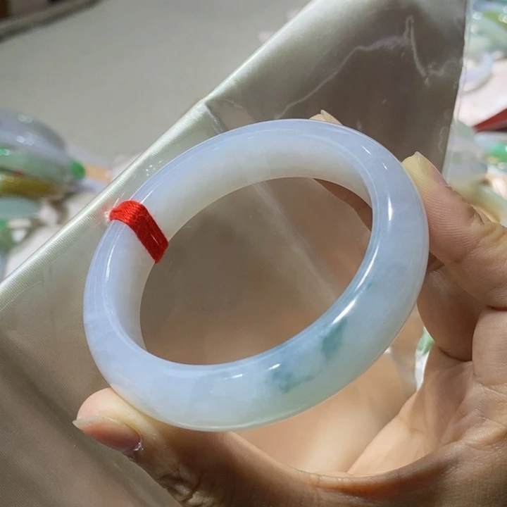 翡翠未镶嵌手镯56.8正圈，泥鳅背