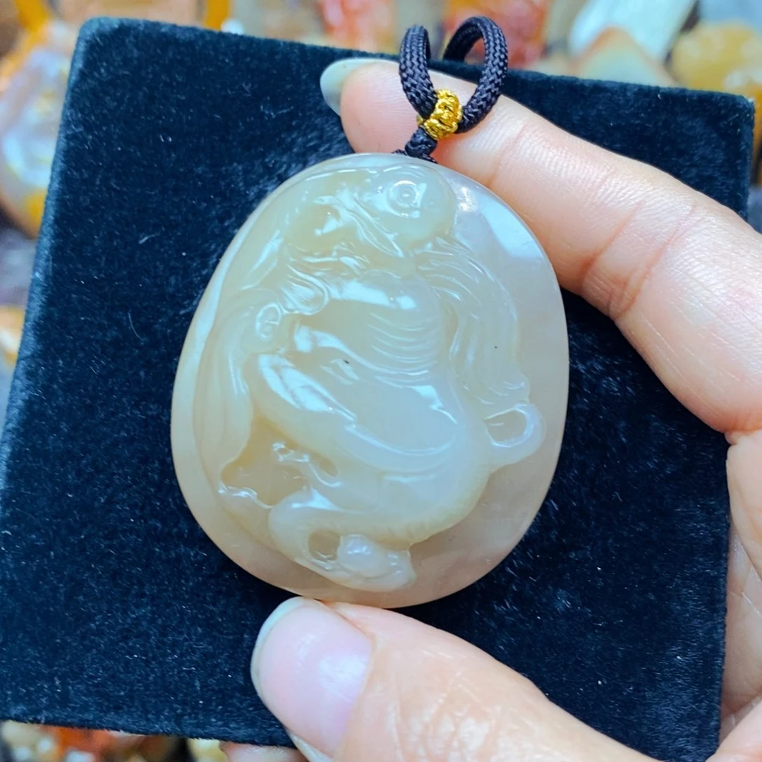 未镶嵌石英质玉（黄龙玉）颈饰