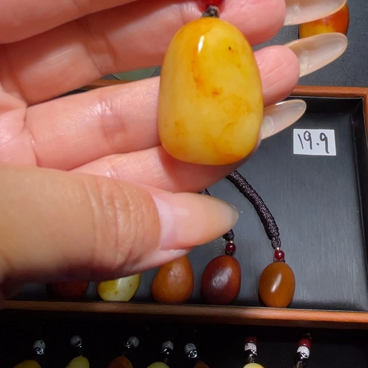 灿***煌颈饰未镶嵌和田玉