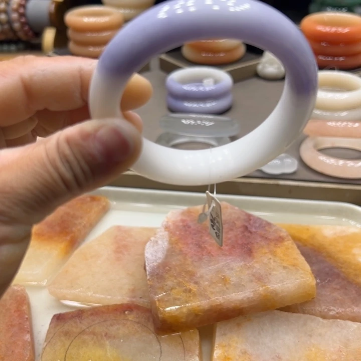 浅***瞳石英质玉（非洲翠）手镯未镶嵌