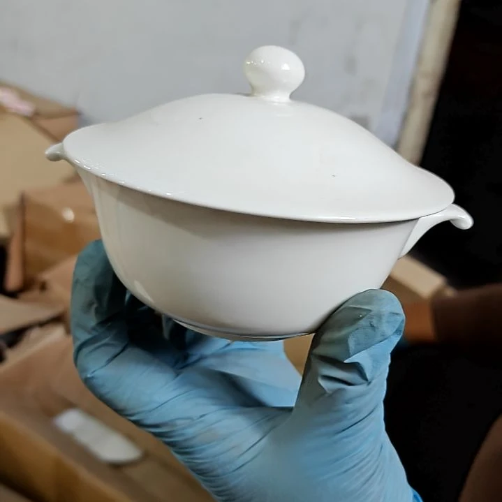盘子碗茶壶啥都有